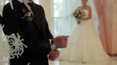 Gelin ve damat aynaya yansıyan. Sevgi dolu çift birbirine bakarak.