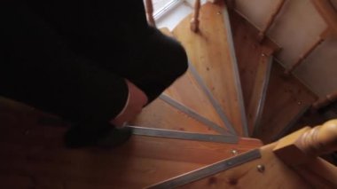 Takım elbiseli iş adamı merdivenlerden aşağı yürüyor