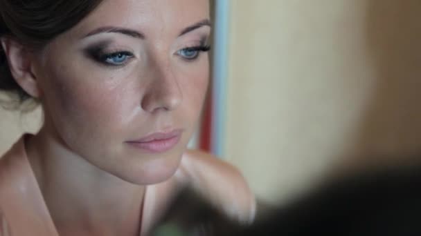 Oog make-up close-up. Toepassing van mascara. — Stockvideo