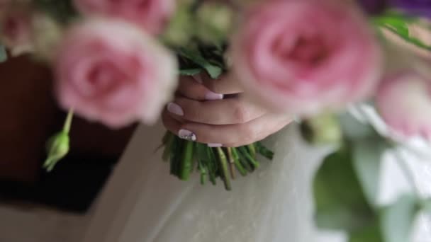 Un beau bouquet en main de mariée . — Video