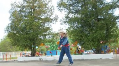 Hip hop parkta arka plan atlıkarınca üstünde dans kızı.