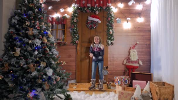 Chica alegre saltando alrededor del árbol de Navidad — Vídeos de Stock