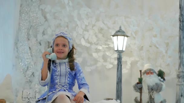 Menina de terno de neve donzela falando no telefone antigo — Vídeo de Stock