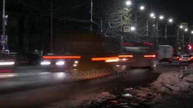 Zaman atlamalı şehirde kış gece yolun. Kirli yol kenarı kar.