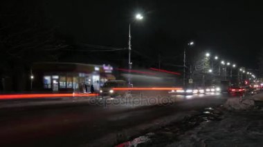 Zaman atlamalı şehirde kış gece yolun. Kirli yol kenarı kar.