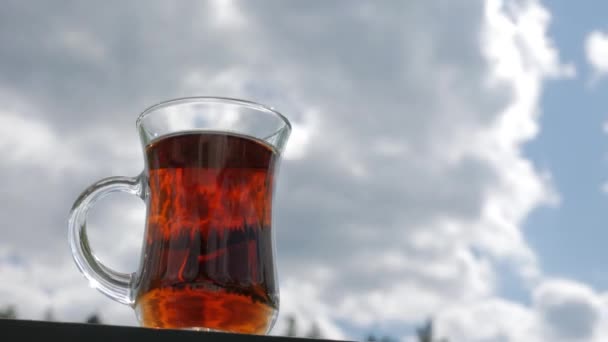 Tazza di tè su uno sfondo di nuvole. Tempi di consegna . — Video Stock