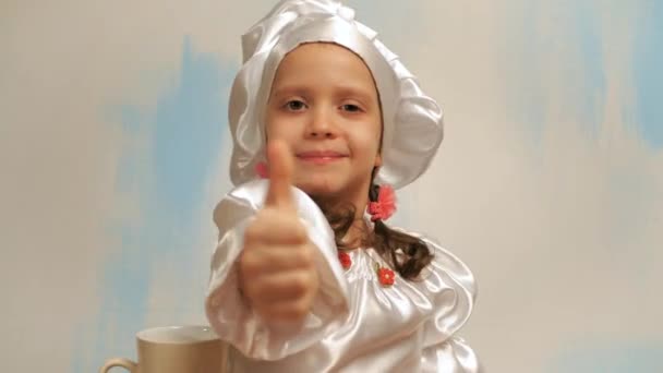 Girl in cap showing thumb up and smiling. — Stock Video