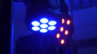 Sahne ışıkları. Mavi. Yanıp sönen parlak sahne ışıkları.