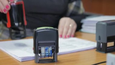 Sözleşmeye ya da belgelere damga vuran kadın elini kapat..