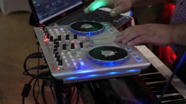 Um DJ profissional trabalhando em um clube em uma festa sopra e mistura música . — Vídeo de Stock