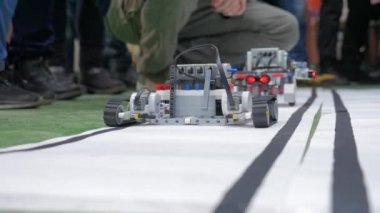 Robotlar sürücü yolda. Programlama, yenilik