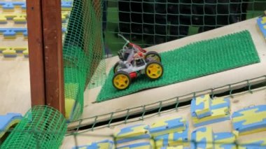 Robot Robotik yarışmalarda programcılar tarafından inşa tekerlekli.