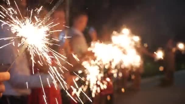 Sparklers Φωτεινό κάψιμο Λάμψη φόντο διακοπών. — Αρχείο Βίντεο