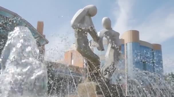 Krásná fontána se sochami v parku. — Stock video