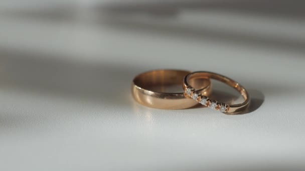Natáčení dvou snubních prstenů s drahými kameny. — Stock video