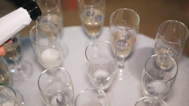 Waiter pours champagne into glasses. The view from the top. — Stock Video