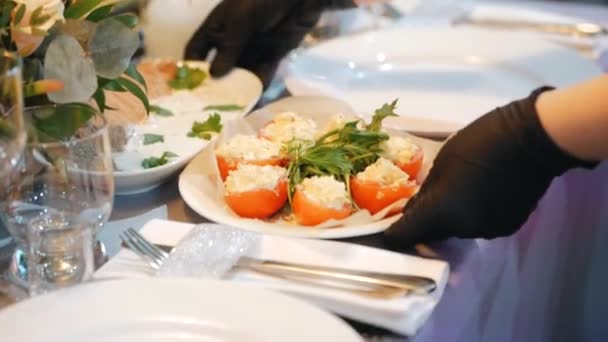Der Kellner stellt im Restaurant einen Teller mit Essen auf den Tisch. — Stockvideo