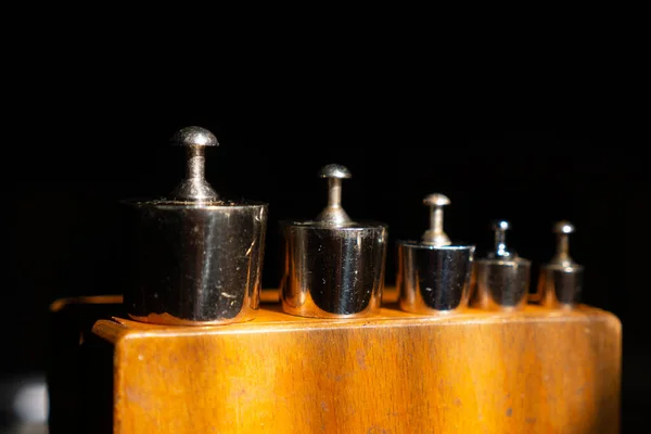 Conjunto Pequeños Pesos Metálicos Una Caja Madera Vintage —  Fotos de Stock