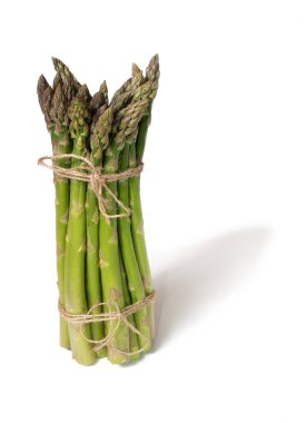 Taze yeşil kuşkonmaz (asparagus officinalis) beyaz arka planda izole edilmiş halatla bağlanmış.