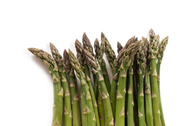 Beyaz arkaplanda yeşil çiğ kuşkonmaz