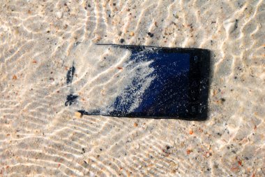 Deniz su altında hareket eden telefon 