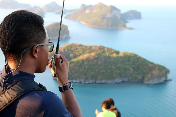Mentési rádió segítségével biztosítsa a hegy a turisták — Stock Fotó
