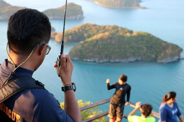 Mentési rádió segítségével biztosítsa a hegy a turisták. — Stock Fotó