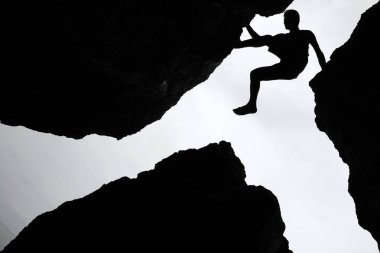 Adam tırmanmaya rock dağ arasında.