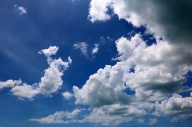 beyaz bulutlar mavi gökyüzü ile. 