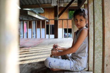 Yerel evde Asyalı kızlar.