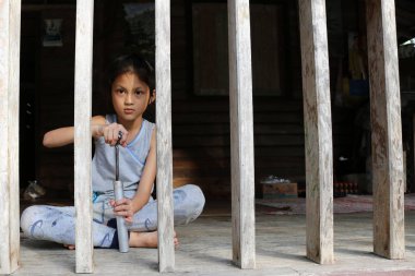 Yerel evde Asyalı kızlar.