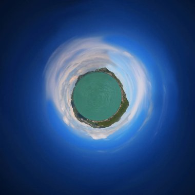 Ada deniz ve gökyüzü