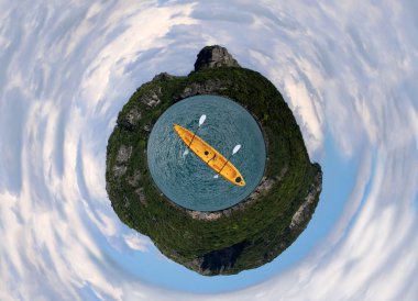 Ada deniz ve gökyüzü ile Kayak daire görüntüsünü.