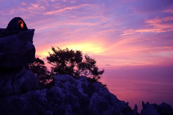 Woman camping alone on the mountain. — Stock Photo, Image