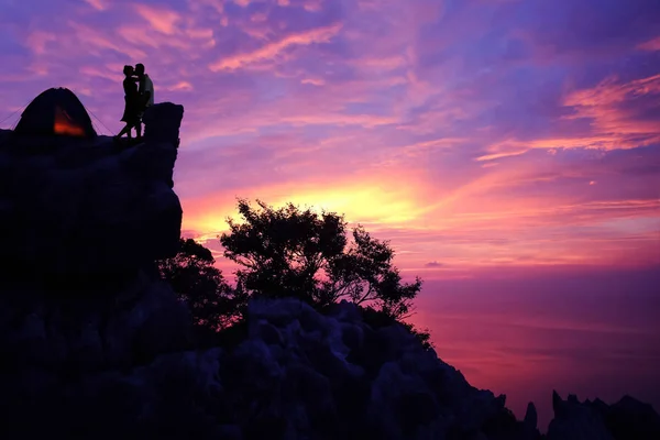 Sevgililer günü kavramı, çift kamp ve bir dağda öpüşme.