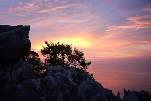 Purple sky sunset on the mountain. — Stock Photo, Image