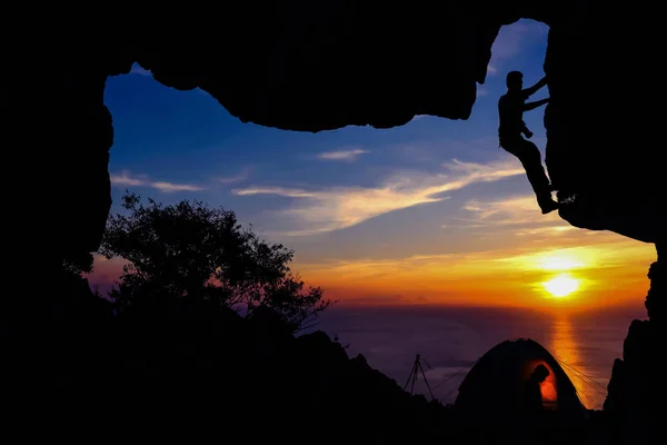 Camping and rock climbing in the cave on the mountain. — Stock Photo, Image