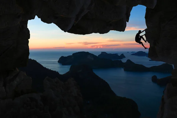 Adam mağarada dağda 