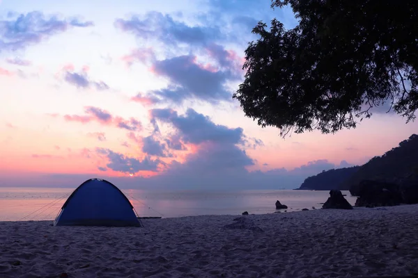 Zelten am Strand, Sonnenaufgang scheint morgens durch das Zelt. — Stockfoto