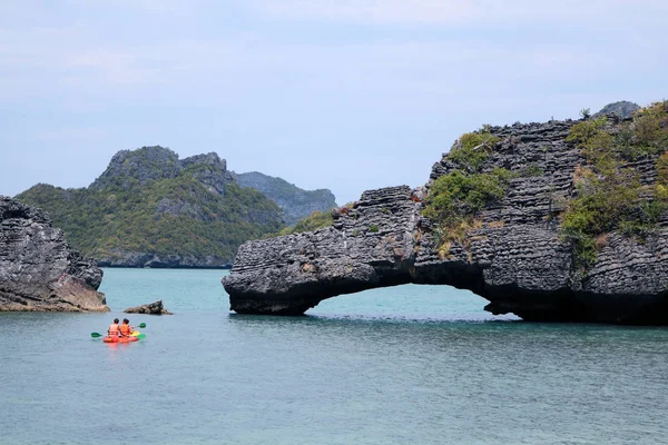 La pareja remando en kayak bajo el puente de piedra . — Foto de Stock