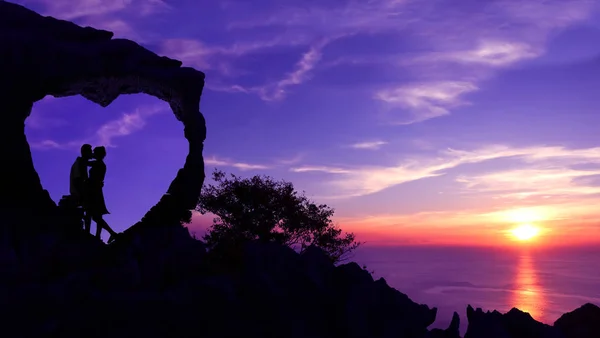 Sevgiliye arka plan kavramı siluet, kalp şeklinde bir taş bir dağ üzerinde öpüşme Çift.
