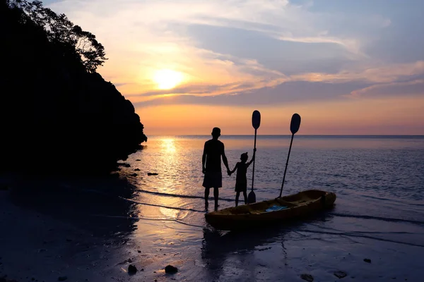 Man and daughter kayaking on the beach. — Stock Photo, Image
