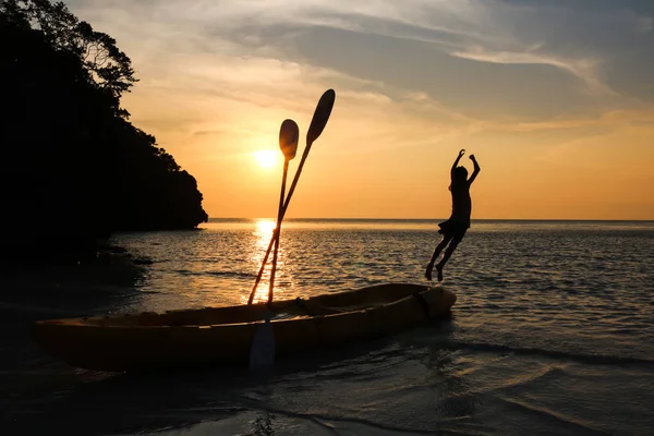 Chica silueta saltó del kayak en la playa . — Foto de Stock