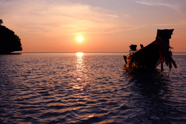Barco de madera de cola larga con puesta de sol de cielo rojo . — Foto de Stock
