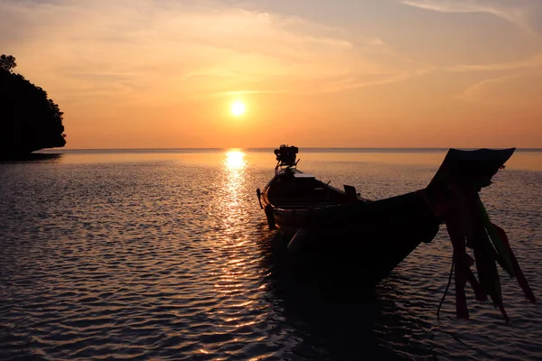 Barco de madera de cola larga con puesta de sol de cielo rojo . — Foto de Stock