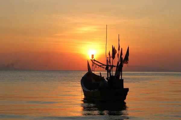 Barcos pesqueros y puesta de sol cielo rojo . — Foto de Stock