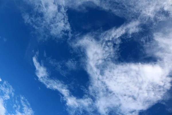 Weiße Wolken mit blauem Himmel. — Stockfoto