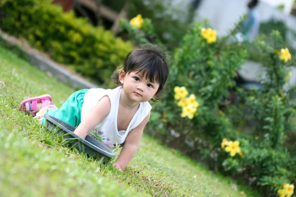 芝生で遊ぶ女の子. — ストック写真