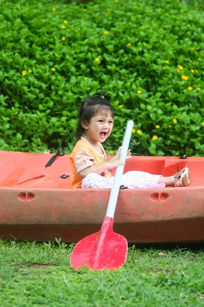 The girls enjoyed playing paddle and kayak. — Stock Photo, Image