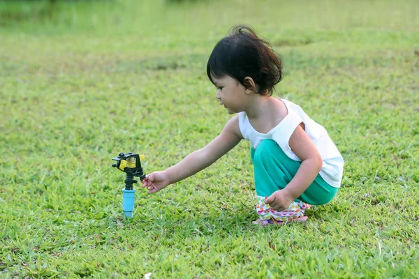 Girls playing in the lawn. — Stock Photo, Image